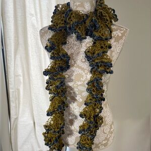 A Handmade scarf with a customizable color!